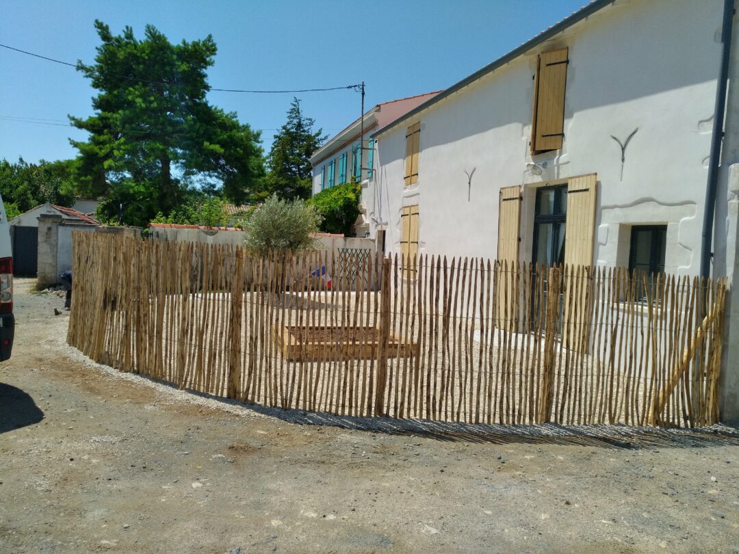 Création d'une clôture en ganivelle